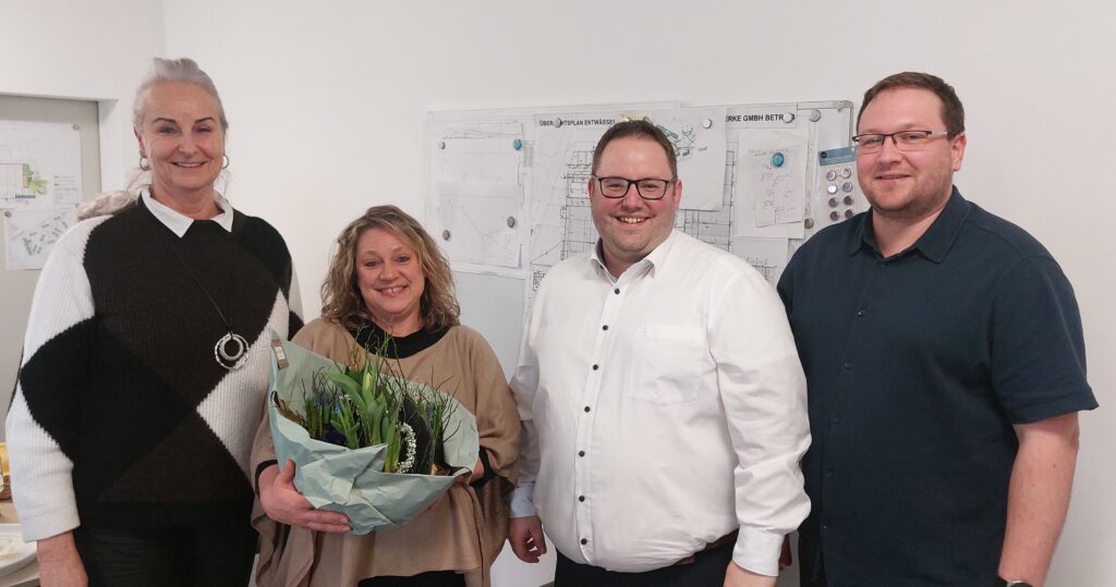 Bürgermeister Schlosser und die Bauabteilung der Stadt Grünberg gratulieren. Herr Bürgermeister Schlosser zu Besuch beim 30-jährigen Firmenjubiläum.